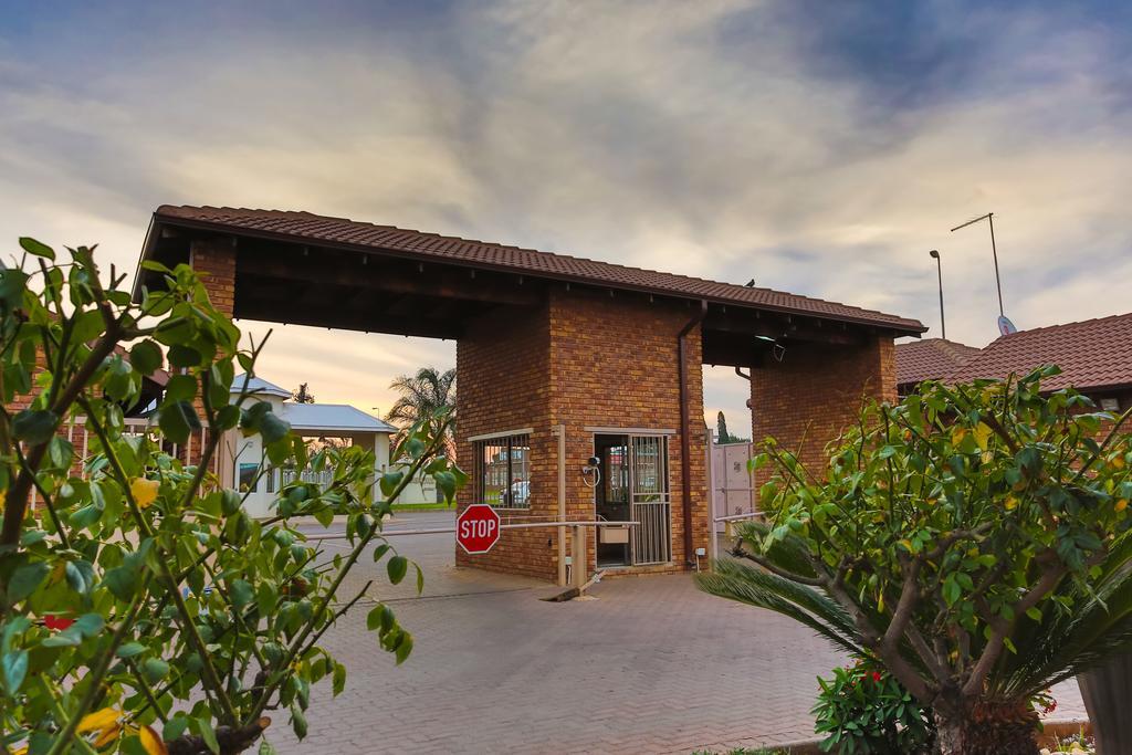 Rudman Townhouses - Or Tambo Airport Boksburg Exterior foto