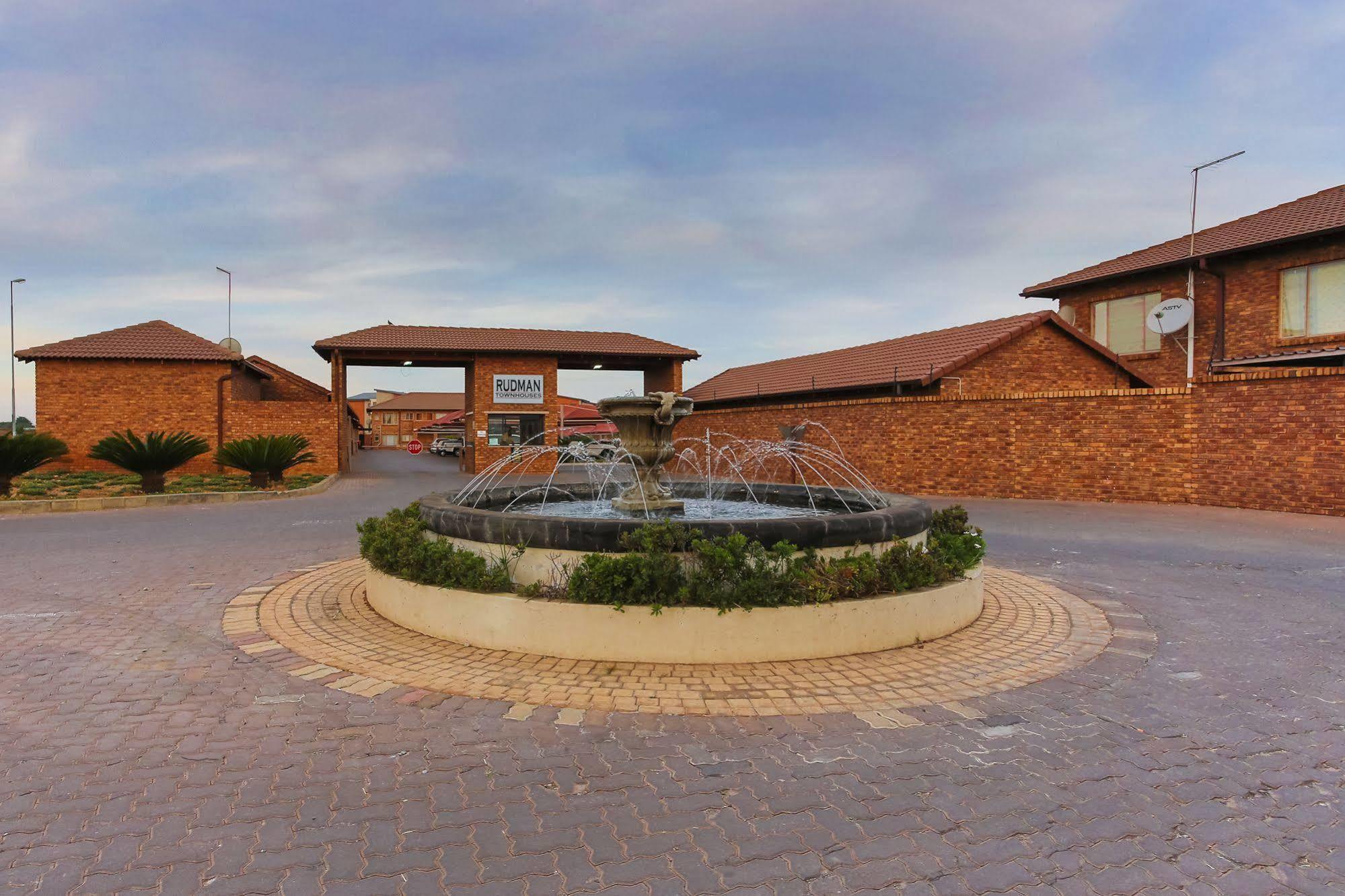 Rudman Townhouses - Or Tambo Airport Boksburg Exterior foto